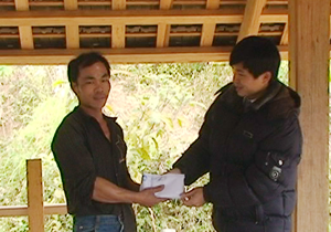 UBMTTQ huyện Mai Châu tặng nhà Đại đoàn kết cho hộ gia đình anh Khà Văn Trang, xóm Xăm Pà, xã Nà Mèo (Mai Châu).